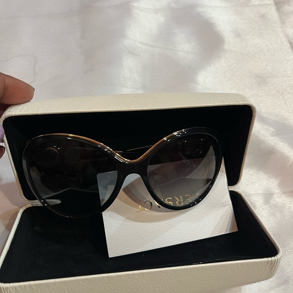 Versace sunglasses. - Picture 3 of 8